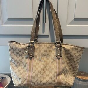 Gucci Summer Bag with keychain!